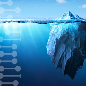 Um icebergue a flutuar no oceano azul, com um padrão de circuito digital ao longo do lado esquerdo, sugerindo a existência de dados por baixo da superfície.