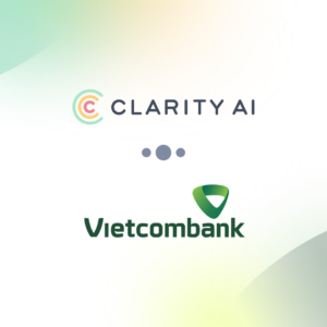I loghi Clarity AI Vietcombank, separati da tre puntini, su uno sfondo con una sfumatura delicata: probabilmente si tratta di una presentazione di una collaborazione o di una partnership.