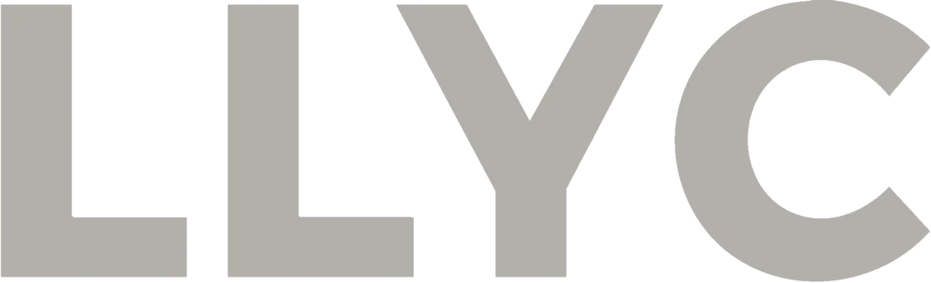 Grauer, fettgedruckter Schriftzug/Logo, der sich über die gesamte Breite auf schwarzem Hintergrund erstreckt und die Aufschrift „LLVC“ trägt