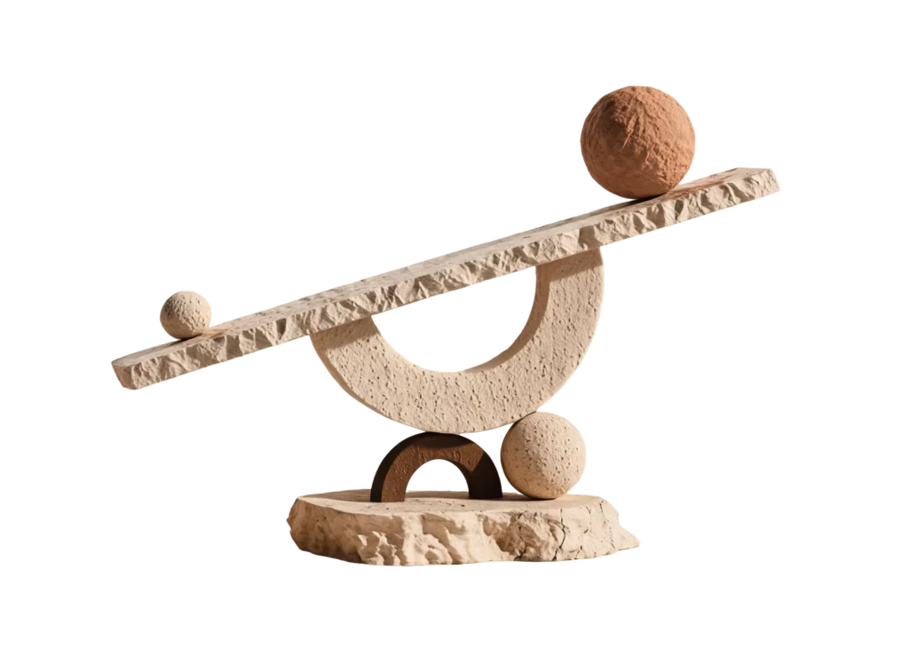 Abstrakte beige Skulptur mit einer runden Kugel, die auf einem geschwungenen Bogen ruht, und einer strukturierten diagonalen Rampe, die auf einem Sockel aufliegt.