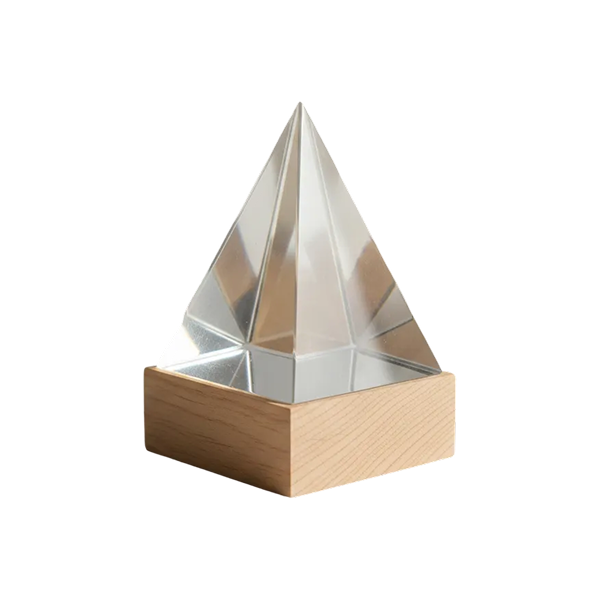 Sculpture pyramidale métallique posée sur un socle en bois clair.