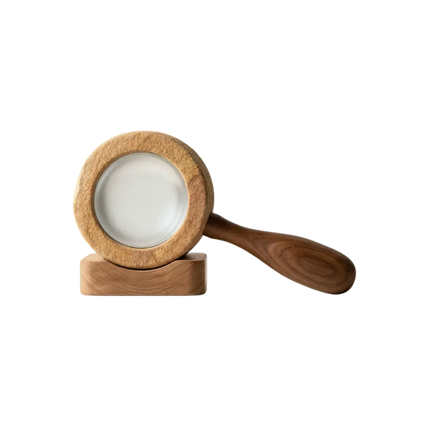 Loupe en bois dotée d'une lentille ronde posée sur un petit socle en bois.
